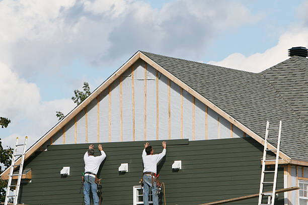 Professional Siding Contractor technician working in Woodsboro, MD
